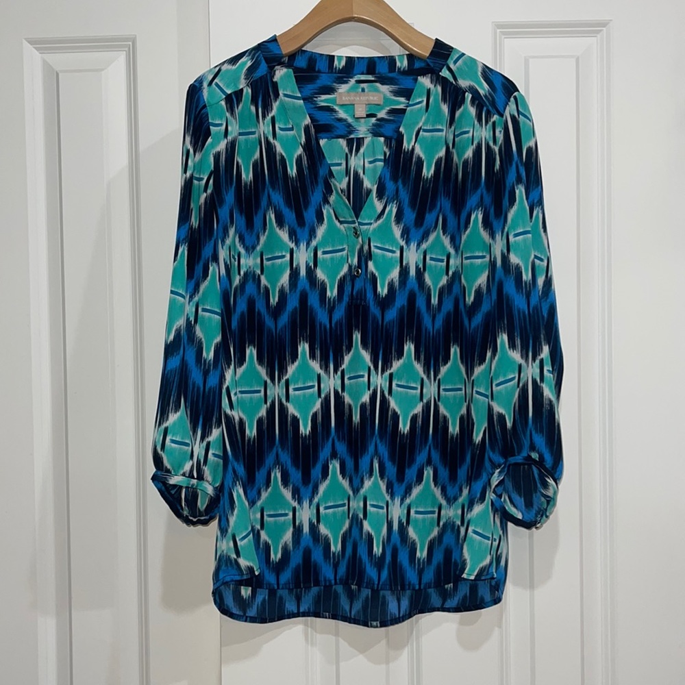 Medium, Banana Republic beautiful blouse in varied shades of blue pattern